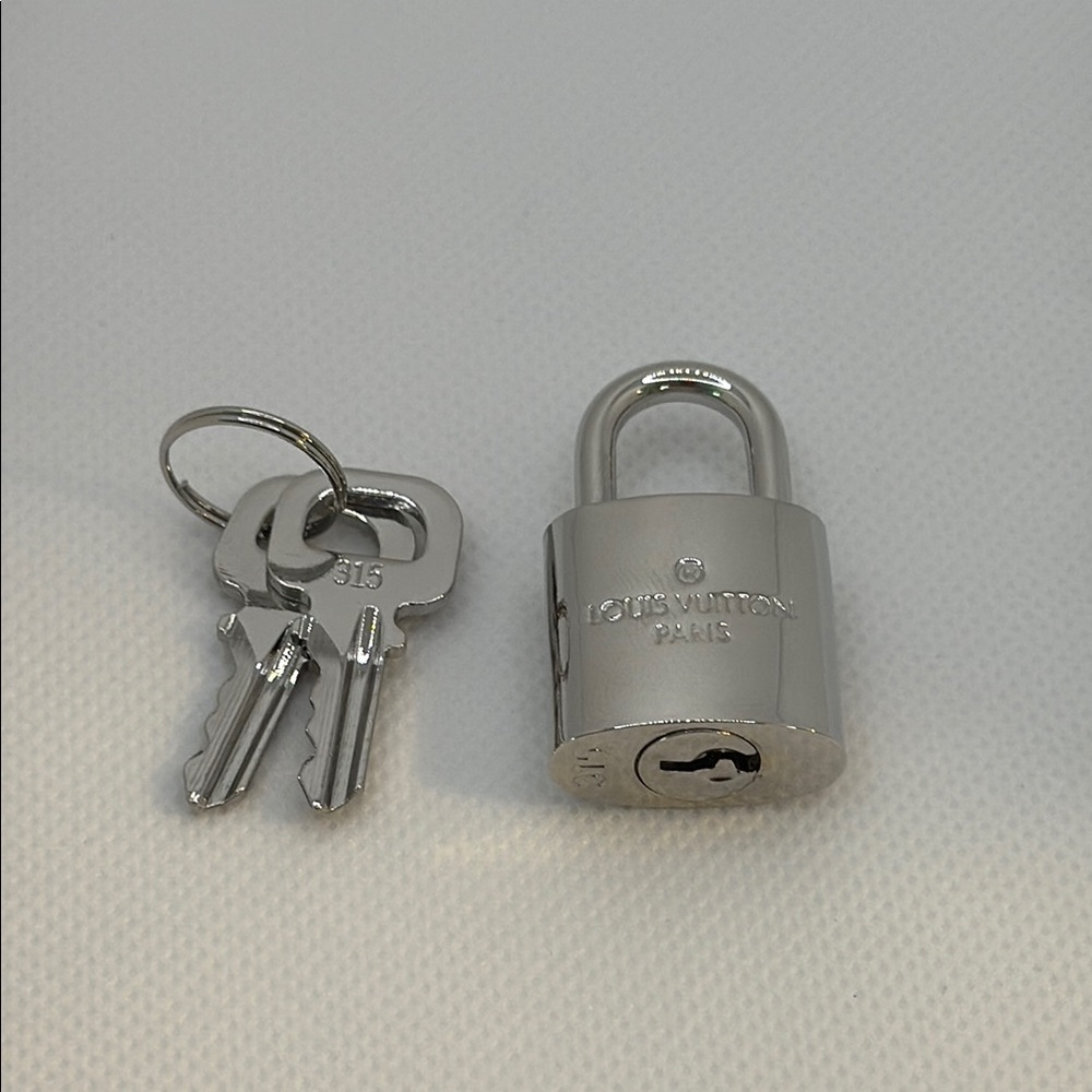 Louis Vuitton Rare Silver 315 PadLock & Key Set – New!